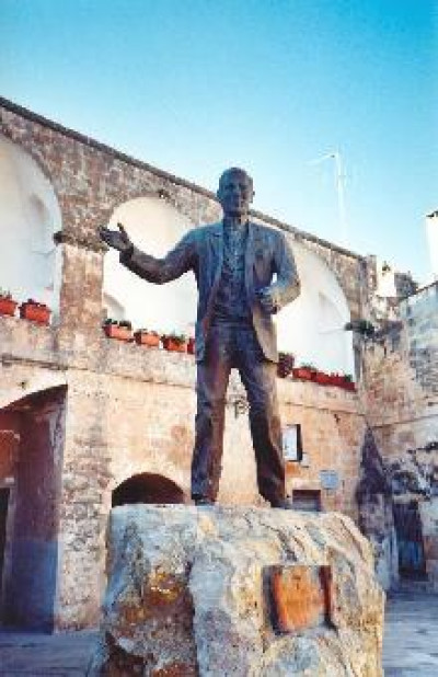 Tricase - piazza Antonio Dell'Abate - Statua di Don Tonino Bello Tricase - piazza Antonio Dell'Abate - Statua di Don Tonino Bello